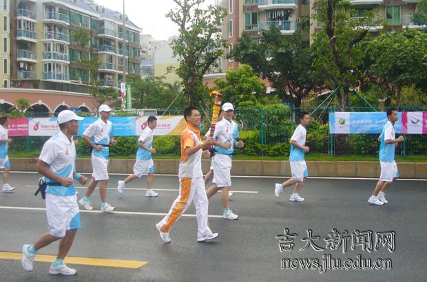 吉大学子张利夫（中）担任第26届大运会火炬手