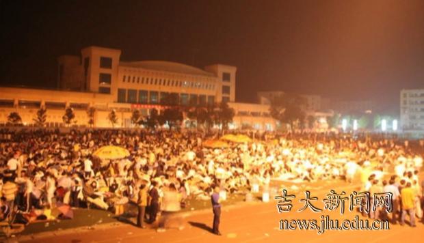 记者用手机拍下的地震当晚的情景