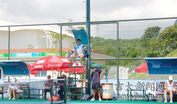 马晓刚老师在第26届大运会女子网球单打比赛现场担任主裁工作