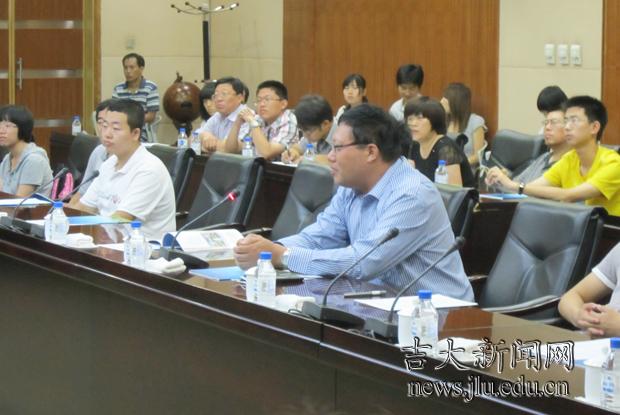 新生家长对学校的周到服务表示感谢，并提出了意见和建议