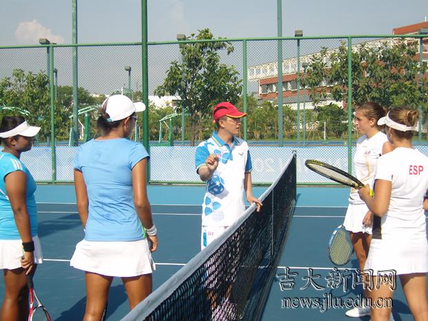 于是未老师在第26届大运会女子网球双打比赛现场担任主裁工作