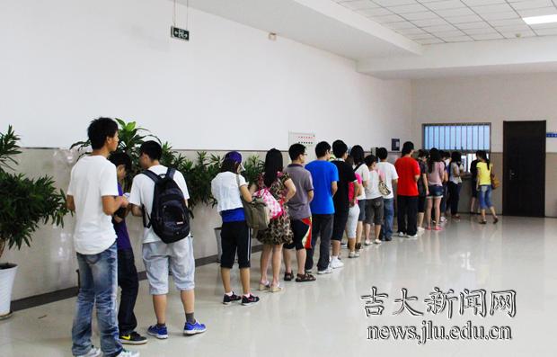 学生排队办理相关存储手续